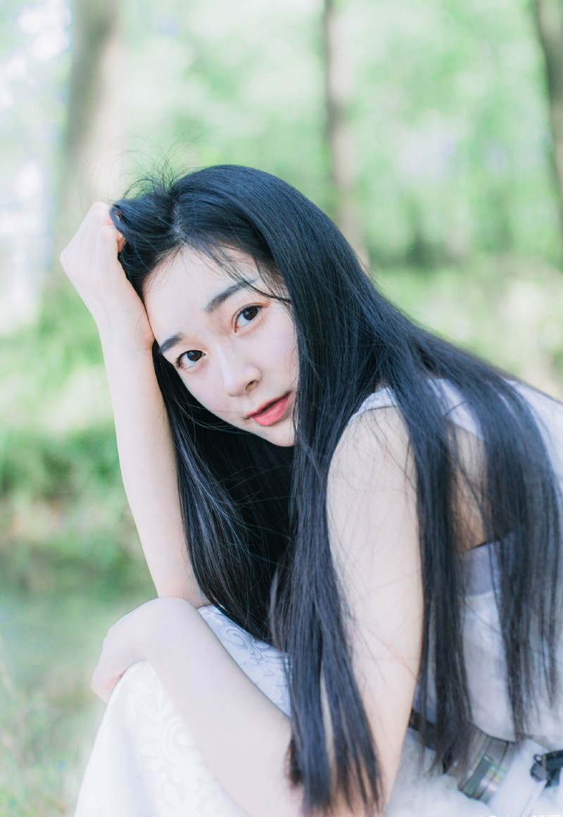 所以眼下，继续进攻对刘备来说，不但是后勤上的负担问题，更重要的是，根本攻不破，伊阙关犹如一道天堑一般横在洛阳与荆州之间，那种绝望的感受这半年来他不止一次感受到，哪怕是关羽、黄忠这等猛将数次亲自带队都被对方逼退的情况下，刘备已经不知道自己该以什么样的方式去支持曹操。